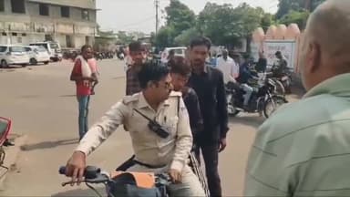 टीकमगढ़: जिला अस्पताल में लोगों की जेब से पैसे निकालते हुए पकड़ा गया चोर सुरक्षा गार्ड्स ने कोतवाली पुलिस की किया हवाले