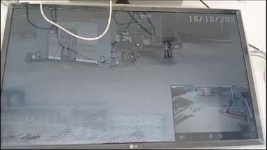 मंझनपुर: रोही बाइपास स्थित पेट्रोल पंप पर डीजल ले रहे JCB संचालक का रुपयों से भरा बैग लेकर भागे बाइक सवार बदमाश, वीडियो हुआ वायरल