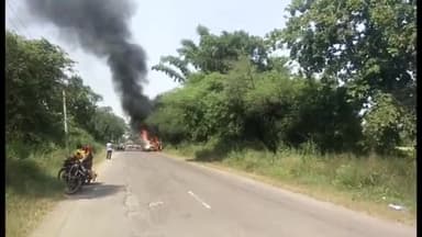 बालोद: मंदिर दर्शन कर लौट रहे भक्तों की गाड़ी में ग्राम तरौद के समीप लगी आग, सभी सवारी समय पर गाड़ी से बाहर निकलने में रहे सफल