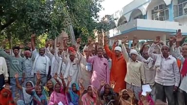 गोरखपुर: सरैया शुगर मिल सरदार नगर की कर्मचारी पहुंचे गोरखपुर के सिविल लाइन स्थित क्षेत्रीय भविष्य निधि कार्यालय किया प्रदर्शन