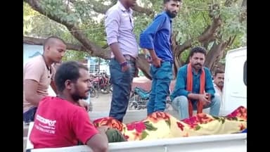 कटेया: पंचदेवरी मोड़ के समीप बिजली के करंट की चपेट में आने से युवक की हुई मौत, उग्र लोगों ने किया हंगामा, पुलिस ने शव को भेजा।