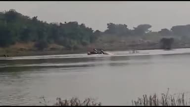 पन्ना: केन नदी से लगे ललार गांव जा रहा बृद्ध रपटा के तेज बहाव में बहा पुलिस व एसडीआरएफ की टीम रेस्क्यू ऑपरेशन में जुटी।