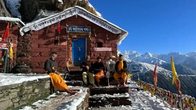जोशीमठ: चतुर्थ केदार रुद्रनाथ के कपाट भारी बर्फबारी की बावजूद भी आज शीतकाल के लिए ब्रह्म मुहूर्त के दौरान कपाट बंद
