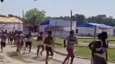 सिधाव: बगहा में होम गार्ड की चयन दक्षता परीक्षा में एक अभ्यर्थी का पैर फिसला, गिरने से हुआ घायल