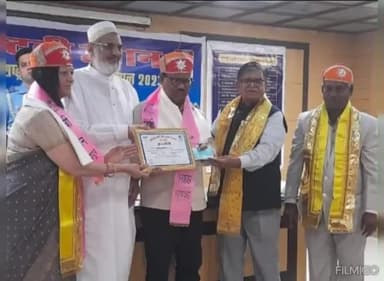 कोटा।
कवि आईना को मिला अदबी उड़ान काव्य सम्मान 
-राजस्थान कृषि महाविद्यालय उदयपुर असम के राज्यपाल ने किया सम्मानित