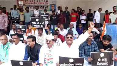 धनबाद/केंदुआडीह: रणधीर वर्मा चौक पर दलित एकता मंच के बैनर तले कांग्रेस के कार्यकर्ताओं ने किया धरना प्रदर्शन