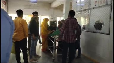 इटावा: सदर तहसील इलाके में सड़क पार करते समय महिला को ट्रक ने मारी टक्कर, महिला गंभीर रूप से हुई घायल