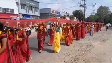 मंदसौर: ग्राम अलावदा खेड़ी से धूमधाम से 251 फीट की नाचते झूमते हुए बैंड बाजे के साथ निकली चुनर यात्रा नालछा माता मंदिर पहुंचे