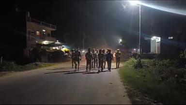 सलेमपुर: पुलिस अधीक्षक के द्वारा लार थाना क्षेत्र में देर रात किया गया पैदल गस्त