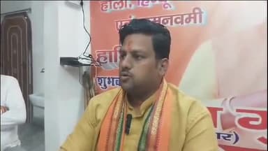 बेतिया: कोतवाली चौक स्थित अपने आवास पर उप मेयर पुत्र रमण गुप्ता ने की प्रेस वार्ता।