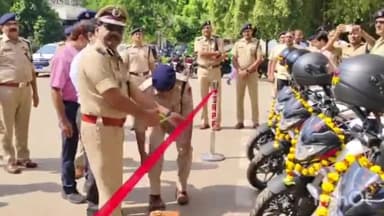 आगरा: आगरा कैंट स्थित जिला मुख्यालय का रेलवे सुरक्षा बल के आईजी ए एन सिंह ने किया वार्षिक निरीक्षण, सौंपी 5 मोटरसाइकिल