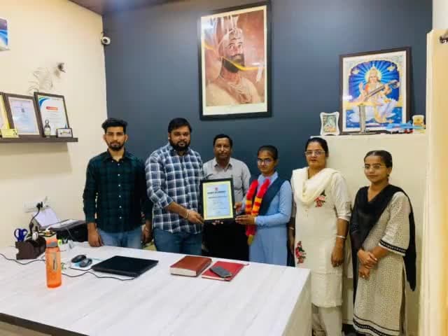 गजसिंहपुर गुरु एकेडमी संचालक श्री सुवेग सिंह जी ने किया कुश्ती प्रतियोगिता विजेता अनुजा बिश्नोई को सम्मानित