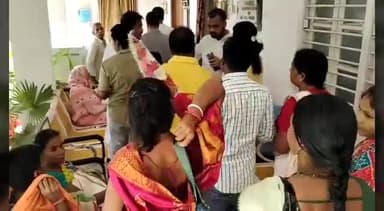 देवघर: JMM महिला मोर्चा के सदस्यों ने SP कार्यालय पहुंचकर देवघर SP को सौंपा ज्ञापन, हमलावरों के गिरफ़्तारी का किया मांग।