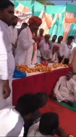 मालाखेड़ा: अलवर ग्रामीण विधानसभा सीट से कांग्रेस प्रत्याशी टीकाराम जूली पहुंचे मालाखेड़ा, ग्रामीणों ने किया स्वागत