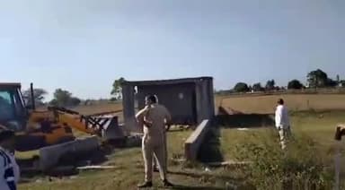 मुरादाबाद: मझोला थाना क्षेत्र में चल रही 113 बीघे की अवैध प्लॉटिंग पर MDA का चला बुलडोजर, 18 दुकानों को किया गया सील