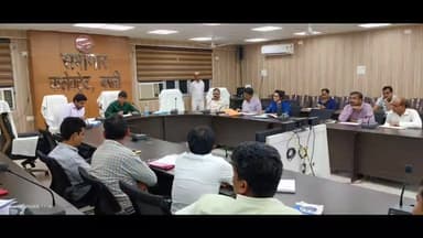 बस्ती: डीएम ने कलेक्ट्रेट सभागार में निर्माणाधीन परियोजनाओं की समीक्षा बैठक में कार्यों में तेजी लाने का दिया निर्देश