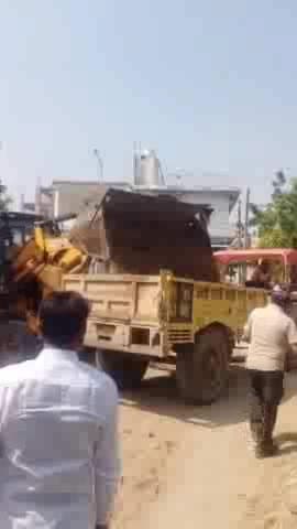 उरई: चुर्खी रोड पर नगर पालिका द्वारा चलाया गया अवैध अतिक्रमण के खिलाफ अभियान, रोड से हटाया अवैध कब्जा