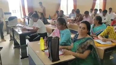 मंदसौर: पीजी कॉलेज परिसर में विधानसभा चुनाव को लेकर पीठासीन अधिकारी व मतगणना क्रमांक 1 के अधिकारियों को दिया प्रशिक्षण