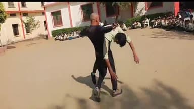 बौंद कलां: युवाओं को नशे से बचाने के लिए सावड़ में आंखों से वजन उठाने सहित अन्य स्टंट कर पहलवान बिजेंद्र ने किया 71वां शक्तिप्रदर्शन