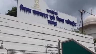 बड़गांव: चेटक मॉल में दुकान खरीदने वाले लोग पहुंचे कलेक्ट्रेट, एसपी को ज्ञापन सौंपकर राशी लौटाने की मांग की