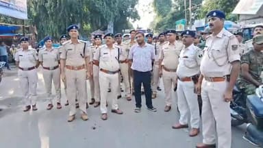 अररिया: दुर्गा पूजा पर्व को लेकर नगर थाना पुलिस के द्वारा शहर में निकल गया फ्लैग मार्च,