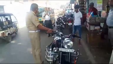 इटावा: सदर इलाके में यातायात पुलिस ने मॉडिफाई साइलेंसर लगी 3 बुलेट बाइक समेत 17 वाहनों का काटा चालान 107000 का लगाया जुर्माना