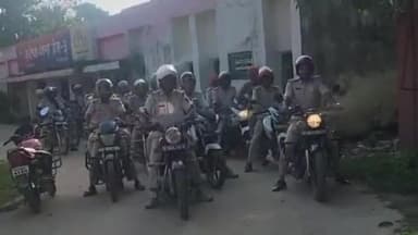 कटेया: कटेया थाना परिसर से दुर्गा पूजा को लेकर पुलिस ने निकाला निकाला फ्लैग मार्च, लोगों से भाईचारे के साथ पर्व मनाने की अपील।