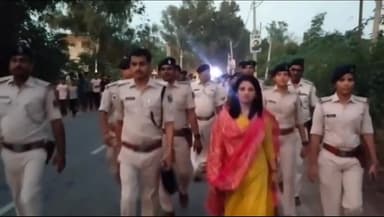 डेहरी: दुर्गा पूजा को लेकर दरिहट व आयर कोठा में सीओ अनामिका कुमारी के नेतृत्व में पुलिस के जवानो ने किया फ्लैग मार्च