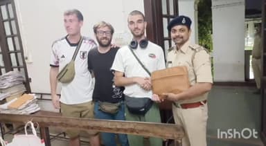 संपतचक: बेल्जियम नागरिक कोएन वान इडोम संपतचक से लूटे गए सामान पाकर हुए खुश, थानाध्यक्ष को दिया धन्यवाद