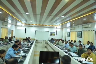 अंबिकापुर: कलेक्टर ने मतदान दलों के प्रशिक्षण में अनुपस्थित रहने वाले अधिकारी और कर्मचारियों को कारण बताओ नोटिस जारी किया