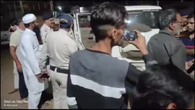 लटेरी: लटेरी में सीएम के कार्यक्रम में भीड़ जुटानेने के लिए बांटी गई फूल छाप साड़ियां जब्त।