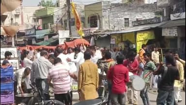 जीरापुर: जीरापुर नगर में महाकाल ग्रुप के द्वारा नगर में चुनर यात्रा निकालकर मां बिजासन को चुनरी चढ़ाई गई