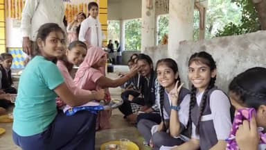 सुसनेर: क्षेत्रवासियों की खुशहाली के लिये सुसनेर के विश्वकर्मा मंदिर पर कन्याओ का पूजन कर किया कन्या भोज का आयोजन