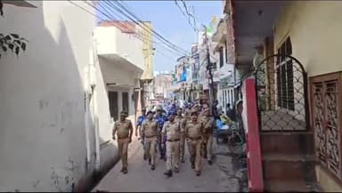बहराइच: घंटाघर सहित कई इलाकों में पुलिस अधीक्षक ने कानून व्यवस्था के मद्देनजर किया पैदल गस्त