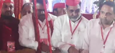 हरदोई: जीआईसी मैदान में कार्यक्रम के दौरान सिक्कों और चांदी के बिस्किट से पूर्व सीएम अखिलेश यादव को तौला गया