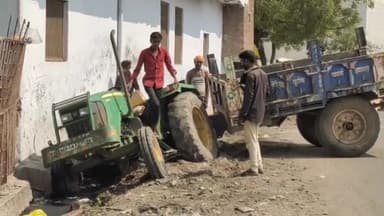 मंदसौर: मंदसौर रेलवे स्टेशन के पास शगुन गार्डन रोड पर स्टेयरिंग फेल होने से ट्रॉली सहित ट्रैक्टर नाले में घुसा बड़ा हादसा टला