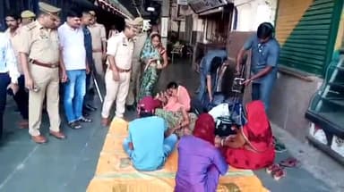 इटावा: जीआरपी आरपीएफ ने आगामी त्यौहारों को लेकर इटावा रेलवे स्टेशन पर बम निरोधक दस्ता के साथ चलाया चेकिंग अभियान, टिकट किए चेक