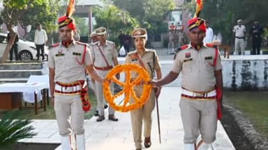 कैथल: पुलिस लाइन में एसपी उपासना व अन्य पुलिस कर्मचारी व अधिकारियों द्वारा आज अमर शहीदों को दी गई श्रद्धांजलि