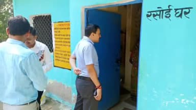 हमीरपुर: धनौरी उच्च प्राथमिक विद्यालय का औचक निरीक्षण करने पहुंचे जिलाधिकारी