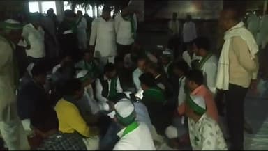 इटावा: कलेक्ट्रेट में भारतीय किसान यूनियन भानु के राष्ट्रीय अध्यक्ष ने युवक पुष्पेंद्र का किया समर्थन, दिया धरना