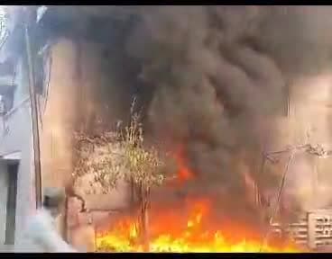 इटावा: सदर तहसील इलाके में चिंगारी से नीचे रखे कबाड़ में लगी भीषण आग, फायर बिग्रेड ने बुझाई आग