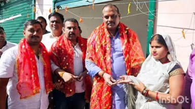 गोंडा: मेहनौन माता मंदिर परिसर में नव निर्मित हाट बाजार का MLA ने उद्घाटन कर,लाभार्थियों को सौंपी दुकान की चाबी