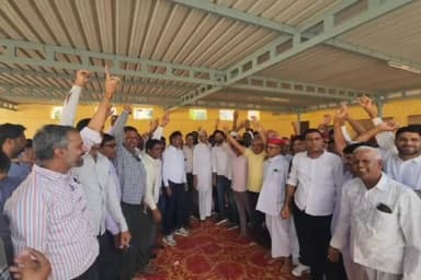 डेगाना: कांग्रेस ने विजयपाल मिर्धा पर फिर जताया भरोसा, टिकट मिलने पर समर्थकों ने मिठाई बांटकर जताई खुशी