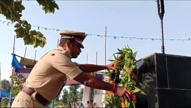 डेहरी: पुलिस लाईन में राष्ट्रीय पुलिस स्मरण दिवस पर DIG -SP ने दी शहीदों को  श्रद्धांजलि, परिजनों को भी किया सम्मानित