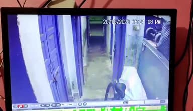 इटावा: सदर तहसील क्षेत्र के चौगुर्जी मोहल्ले में एक घर में खड़ी साइकिल को चोर ने किया पार, सीसीटीवी में कैद हूई वारदात