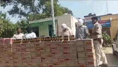 बक्सर: कोरान सराय में लग्जरी कारों में शराब की खेप के साथ तस्कर गिरफ्तार .