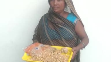 करछना: ओसा गांव स्थित आंगनवाड़ी केन्द्र में लोगों को बांटा गया कीड़े वाला पोषाहार, वीडियो हो रहा वायरल