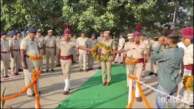 आरा: पुलिस संस्मरण दिवस 2023 के अवसर पर पुलिस केंद्र भोजपुर में शहीद पुलिस स्मारक स्तंभ पर शहीदों को दी गई श्रद्धांजलि