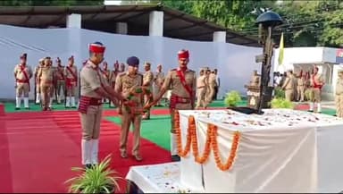जौनपुर: पुलिस लाइन में पुलिस स्मृति दिवस के अवसर पर पुष्प चक्र अर्पित कर दी गई श्रद्धांजलि