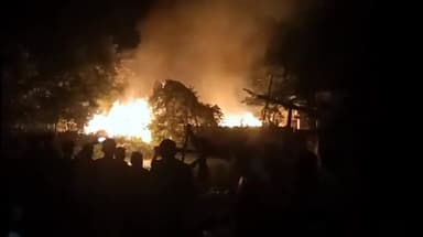 अररिया: इटहरा में शुक्रवार की देर रात्रि अचानक आग लगने से 8 परिवारों के घर जलकर हुए राख, लाखों का हुआ नुकसान